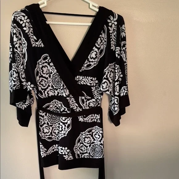 White Horse Black Market Elegant Black and White Women's Top - Picture 7 of 9